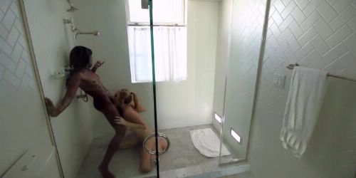 Roma és fehér lányok forró zuhanyzóban