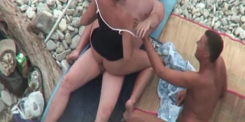 Kukkolás a strandon, hármasban egy cicababával