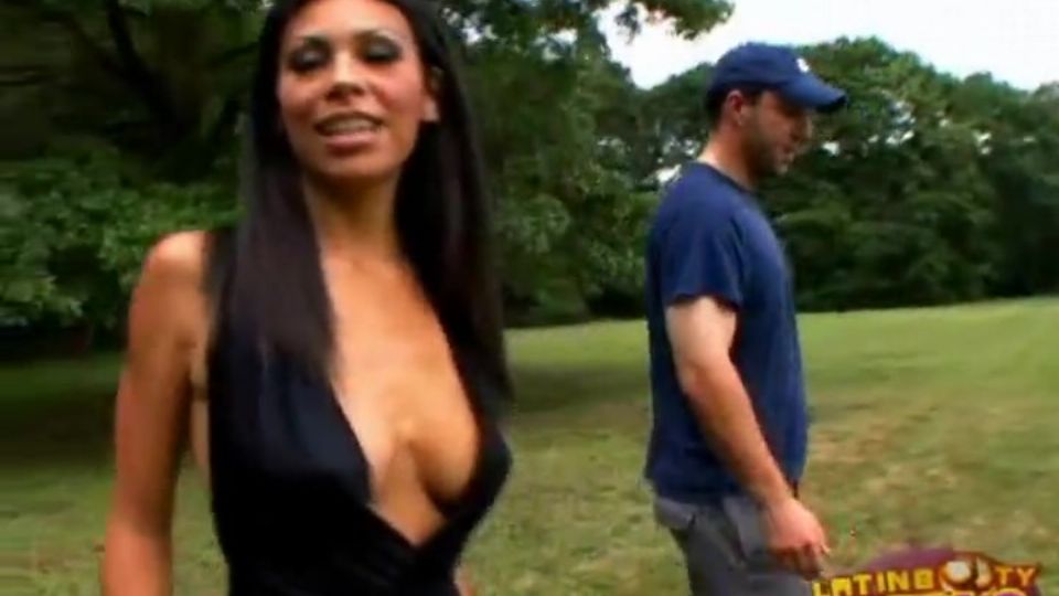 Lágyan imbolygó latina rövid fekete ruhában