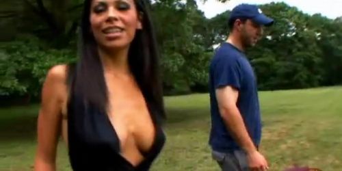 Lágyan imbolygó latina rövid fekete ruhában