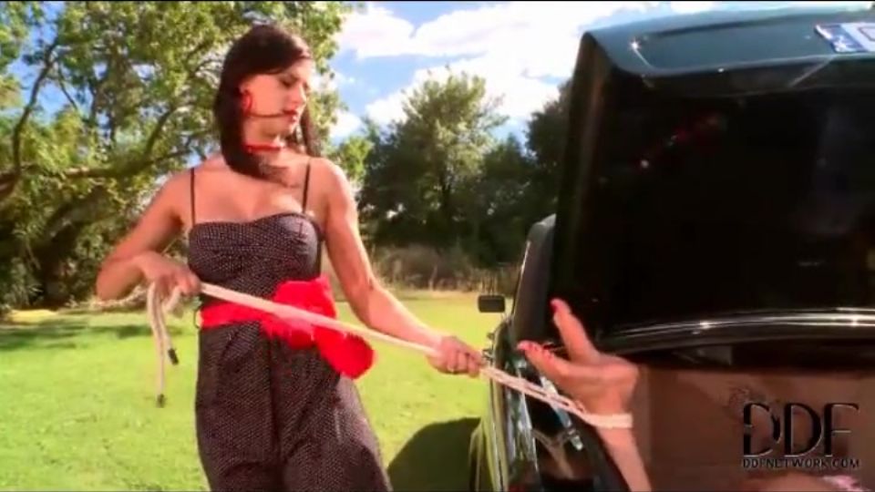 Domináns úrnőt kiszolgálja bilincsben lévő alárendelt lány