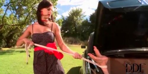 Domináns úrnőt kiszolgálja bilincsben lévő alárendelt lány