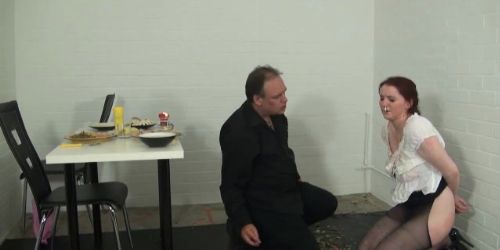 Nagy cicis nő megalázása és arculcsapása
