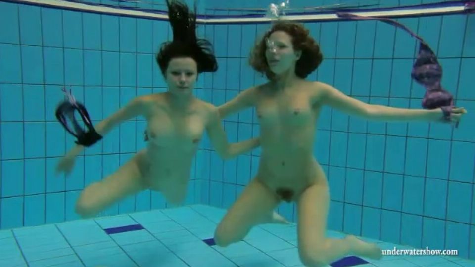 Forró vízi kaland két bikinis szépséggel