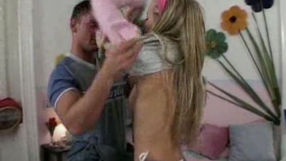 Fiatal lányt kefélnek leborotvált puncijában