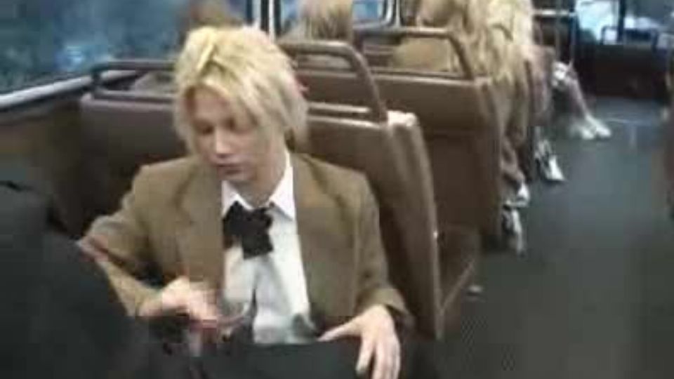 Szexi iskoláslány szopik a buszon