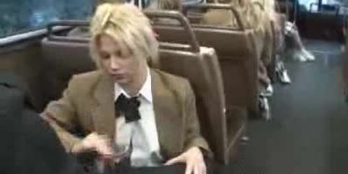 Szexi iskoláslány szopik a buszon