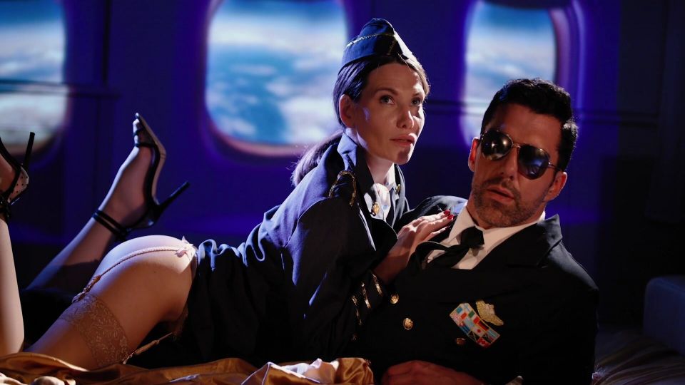 Elegáns nők kielégítik vágyukat egy repülőn