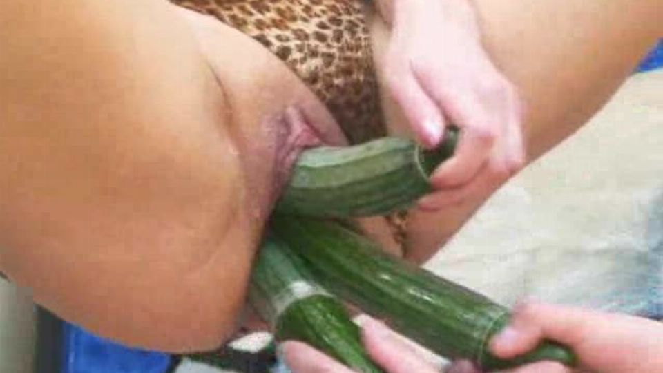 Széthúzzák a szőke milf punciját három uborkával