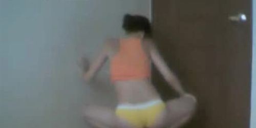 Forró táncoslány ringatja a seggét