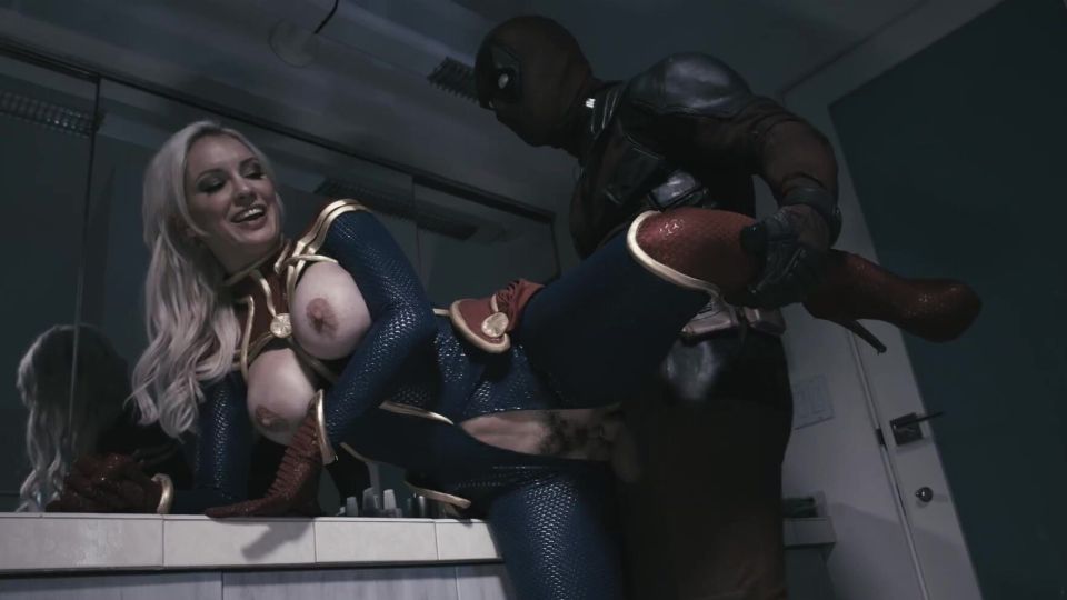 Dühös szőke szépség izgatottan élvez el nagy cicikkel