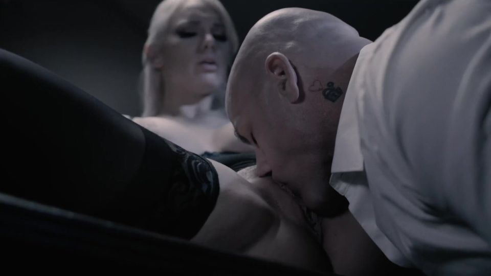 Szőke nagy mellű érett hölgy élvezeti útja