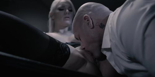 Szőke nagy mellű érett hölgy élvezeti útja